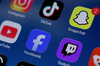 Frankrike vedtar å innføre 15-årsgrense for sosiale medier