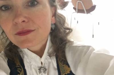 Lite visste jeg at bunadspolitiet, det var selveste mora mi