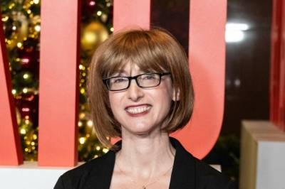 Avslører hemmelig identitet