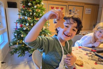 Pepperkakeglede i barnehagen – se bilder og video her