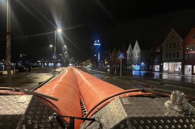 Farevarsel for høg vasstand: Slik ser Bergen ut no