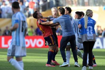 Fifa skapte full forvirring – argentinsk stjerne fikk ikke rødt kort etter VM-finalen
