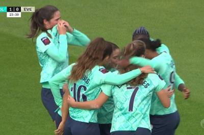 Delphine Cascarino setter 1-0 mot Everton