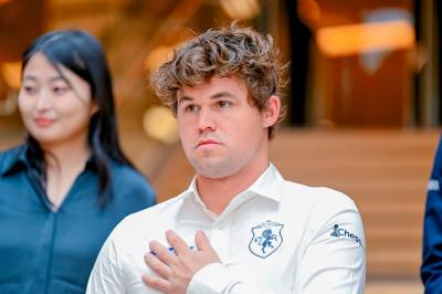 Magnus Carlsen fikk trøbbel på åpningsdagen i lynsjakk-VM – tidsdrama kostet dyrt