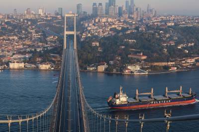 Hva heter stredet som deler den europeiske og den asiatiske delen av Tyrkia?