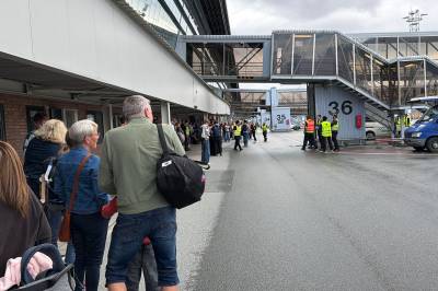 Beruset mann var sent ute til flyet: Trykket inn den røde knappen
