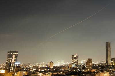 Iran skyter missiler mot Israel: Flere land stenger sine luftrom