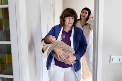 I Norge må nybakte mødre klare seg selv. I Nederland får de en uke med omsorg.