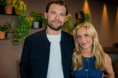 «Sommerhytta»-par venter barn