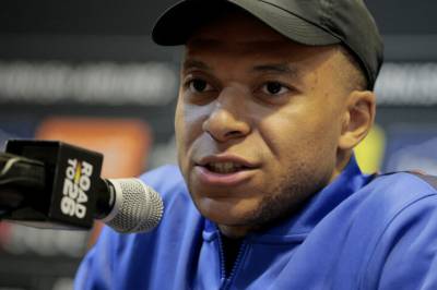 Avkrefter bisarre rykter om kneskade