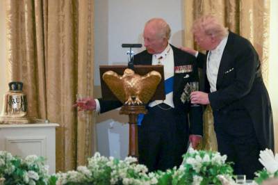 Ga Trump dette: Salen bryter ut i latter