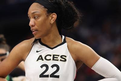 Las Vegas Aces-stjernen A'ja Wilson slår rekorden som den best betalte WNBA-spilleren i historien, den første som tjener over én million dollar