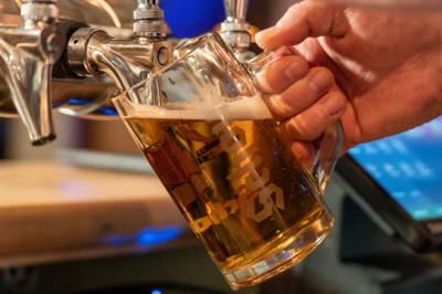 Regjeringen vil endre loven midlertidig for skjenking under fotball-VM