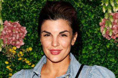 - Lever et isolert og introvert liv