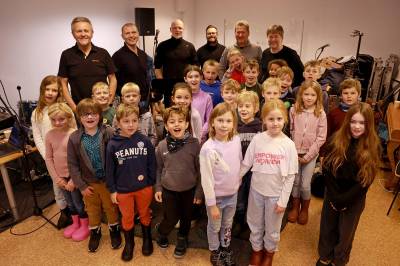 D.D.E. med barne­kor fra Flatanger