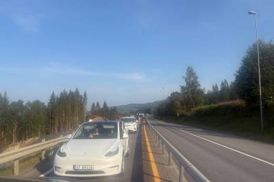 Lange køer på E6 etter brann i kjøretøy