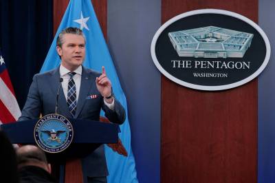 Pete Hegseth holder pressekonferanse i Pentagon