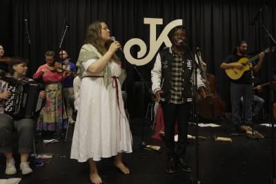 Folkemusikk samlar unge på tvers av landegrenser: – Viktigare enn nokon gong