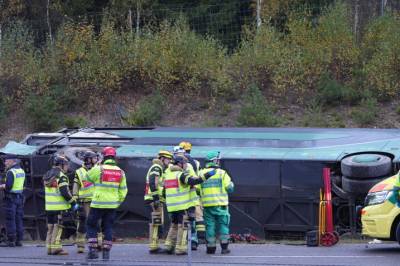 Flere alvorlig skadd etter bussvelt
