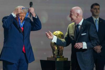 Donald Trump fekk Fifas fredspris – tidlegare Fifa-topp meiner Infantino må bli granska