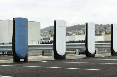 Derfor er Tesla-laderen blå