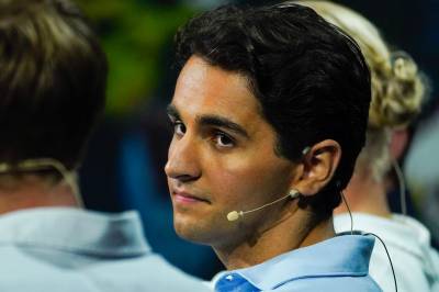 Skal 15-åringer ha lov til å selge alkohol? Ja, mener Unge Venstre-lederen.