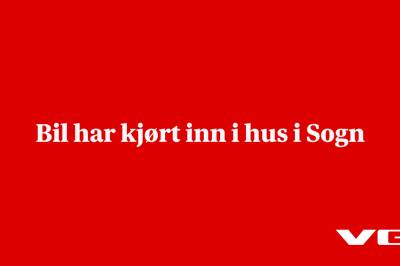 Bil har kjørt inn i hus i Sogn