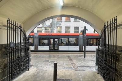 Her reiser mange arnabuere og ostringer hver dag – blir stengt i 1 år