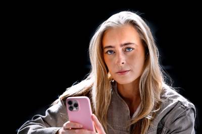 Caroline var nyforelsket. Alt gikk hennes vei. Så ble innhold på mobilen hacket.