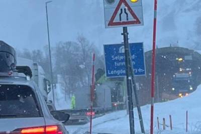 Lastebil bak kø ved Seljestad - kolonne på Haukeli