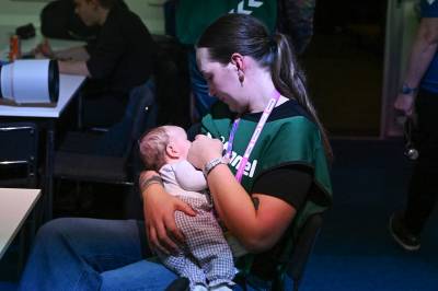 Fotografen dekker VM med en 11 uker gammel baby