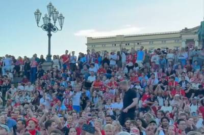 Her samles tusenvis foran slottet