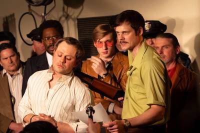 Vill true crime-satire