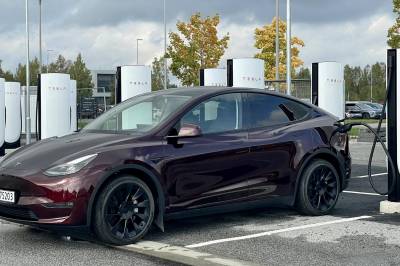 Tesla åpner sin 150. ladestasjon i Norge