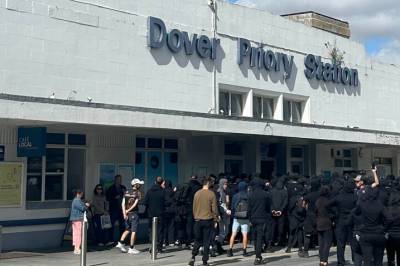 300 maskerte menn dukket opp