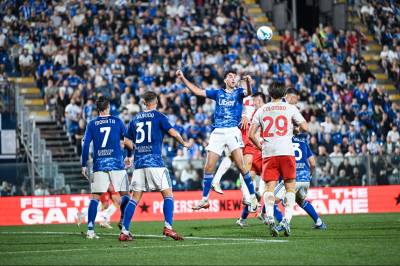 Kanonscoring, grisetakling og overtidsmål da Como og Genoa spilte uavgjort