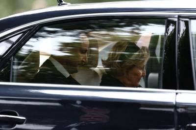 Kongefamilien har ankommet Asker kirke