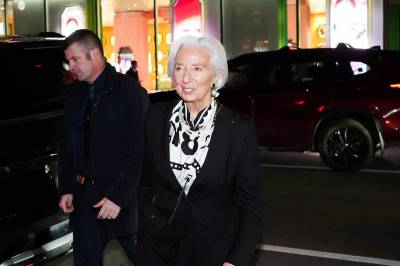 Europas sentralbanksjef sier hun vil sitte tiden ut