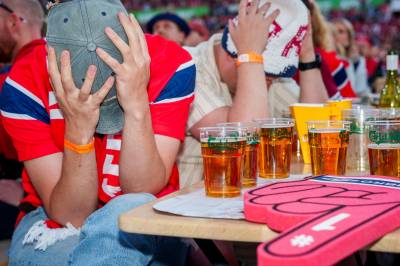 Norge skal spille historisk kvartfinale i VM. Men for mange blir kampen for dyr å vise.