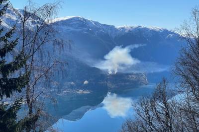 Rykkjer ut til grasbrann i Luster – fare for spreiing til driftsbygning