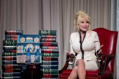 Dolly Parton bisettes med bare familien til stede