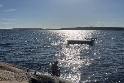 Nå blir det så varmt at meteorologen finner frem badebuksa