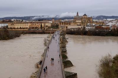 Stormen Leonardo herjer i Spania og Portugal, etterlater en død og tusenvis av mennesker på flukt