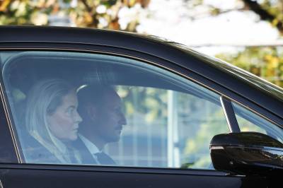 Kronprinsparet, dronningen, kronprinsbarna og prinsesse Astrid er på Rikshospitalet