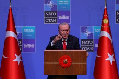 Støre fikk revolver av Erdogan