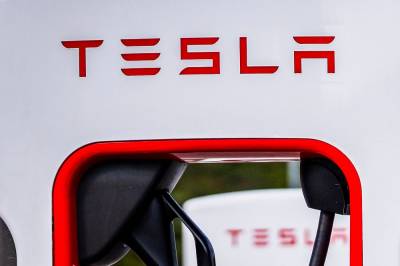 Teslas overskudd krympet i tredje kvartal