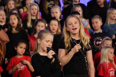 Sju barnekor fekk taket i kyrkja til å løfte seg