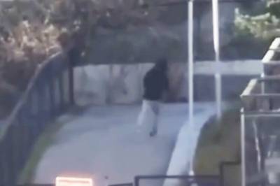 Video viser person løpe fra stedet