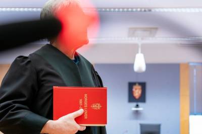 Bryt lova: Fire av ti advokatfullmektigar jobbar ulovleg mykje