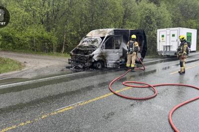 Varebil totalskadet av brann
